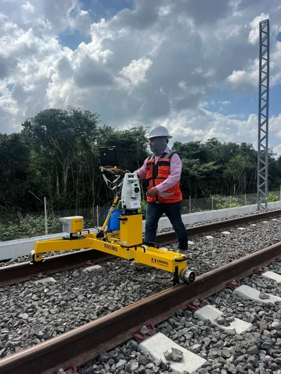 Operador empujando el carro de medición