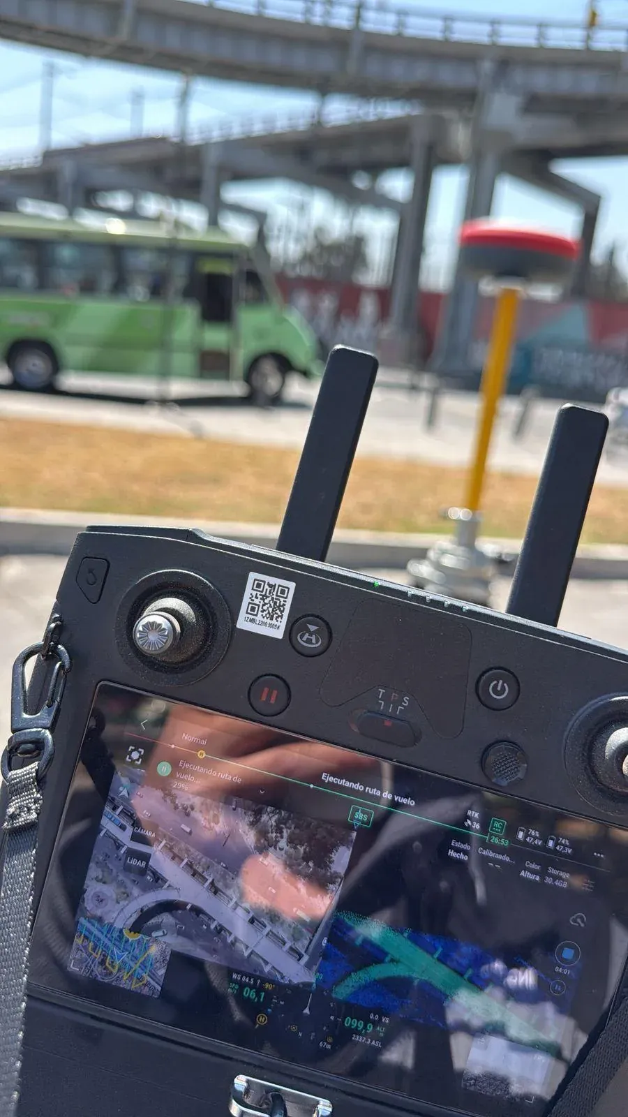 Control de dron ejecutando ruta de vuelo con base GNSS