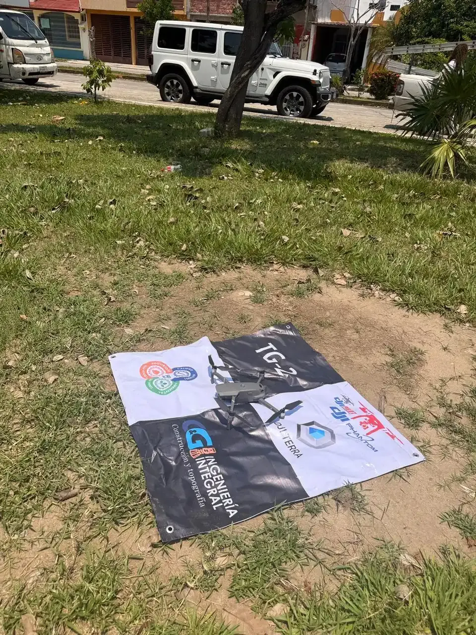 Dron en plataforma de despegue con logotipo de C&G