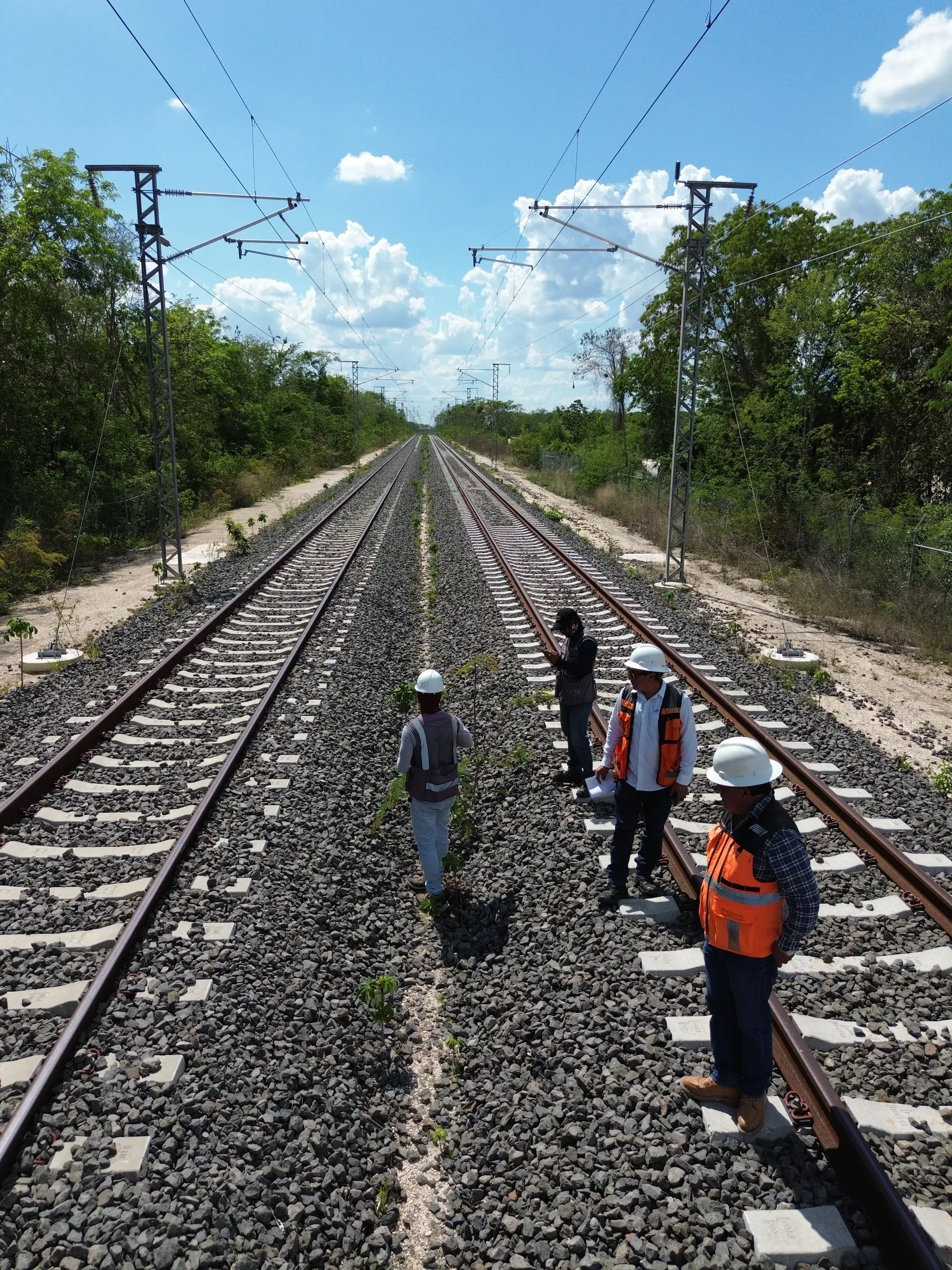 Brigada sobre vía doble electrificada, vista desde dron