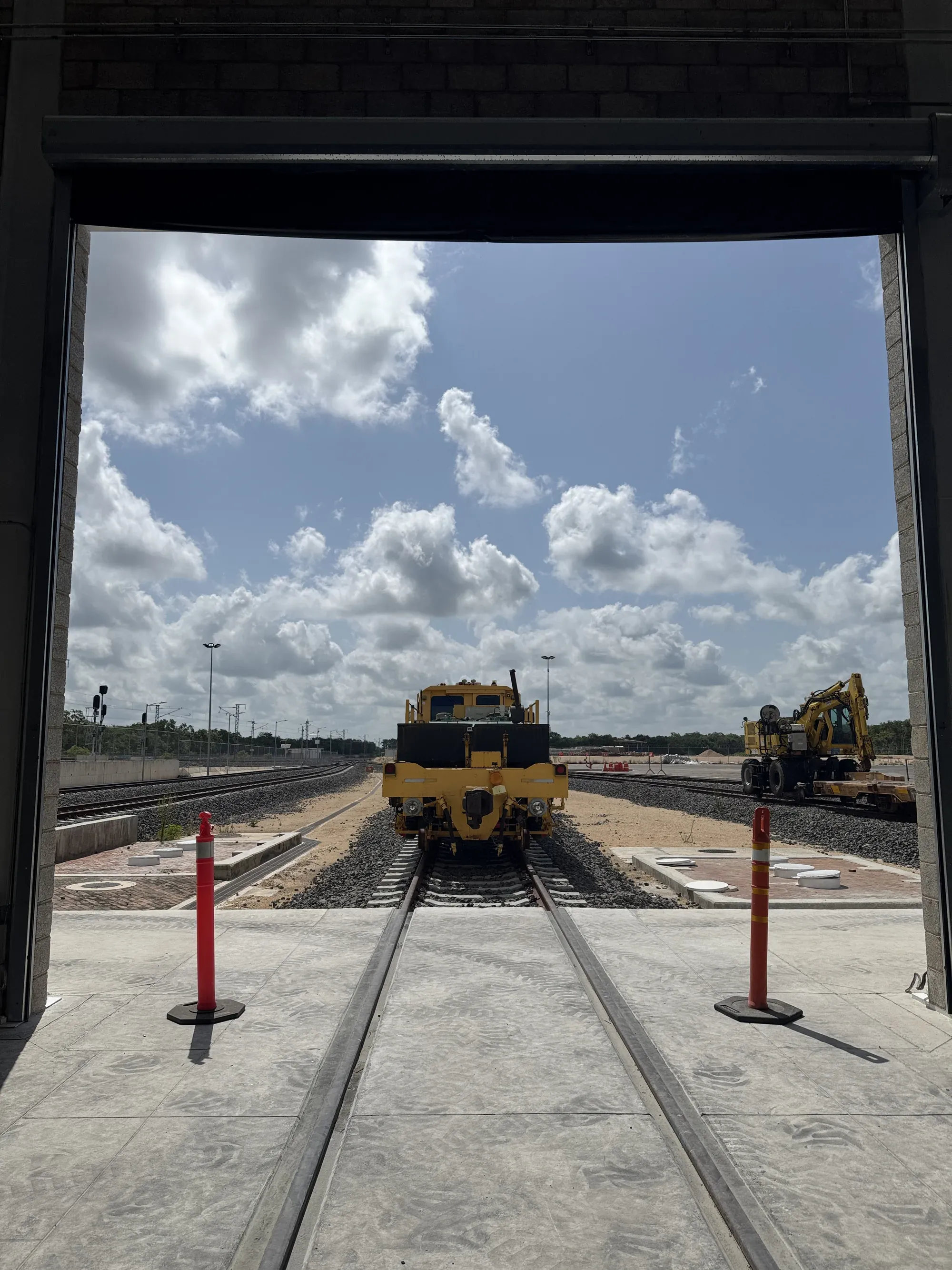 Máquina bateadora de vía vista desde el portón del taller