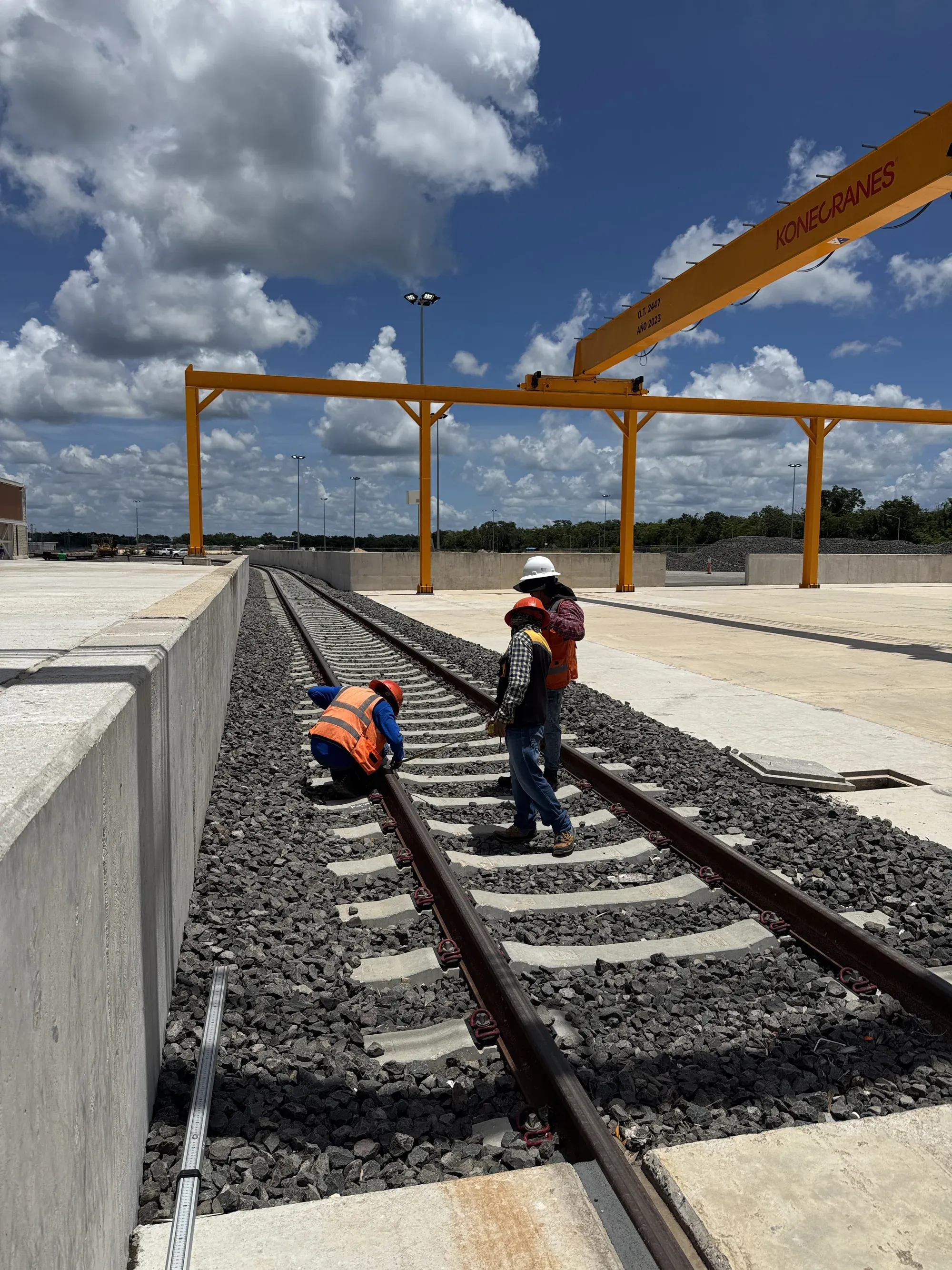 Topógrafos sobre la vía en la zona de pórticos, de espaldas