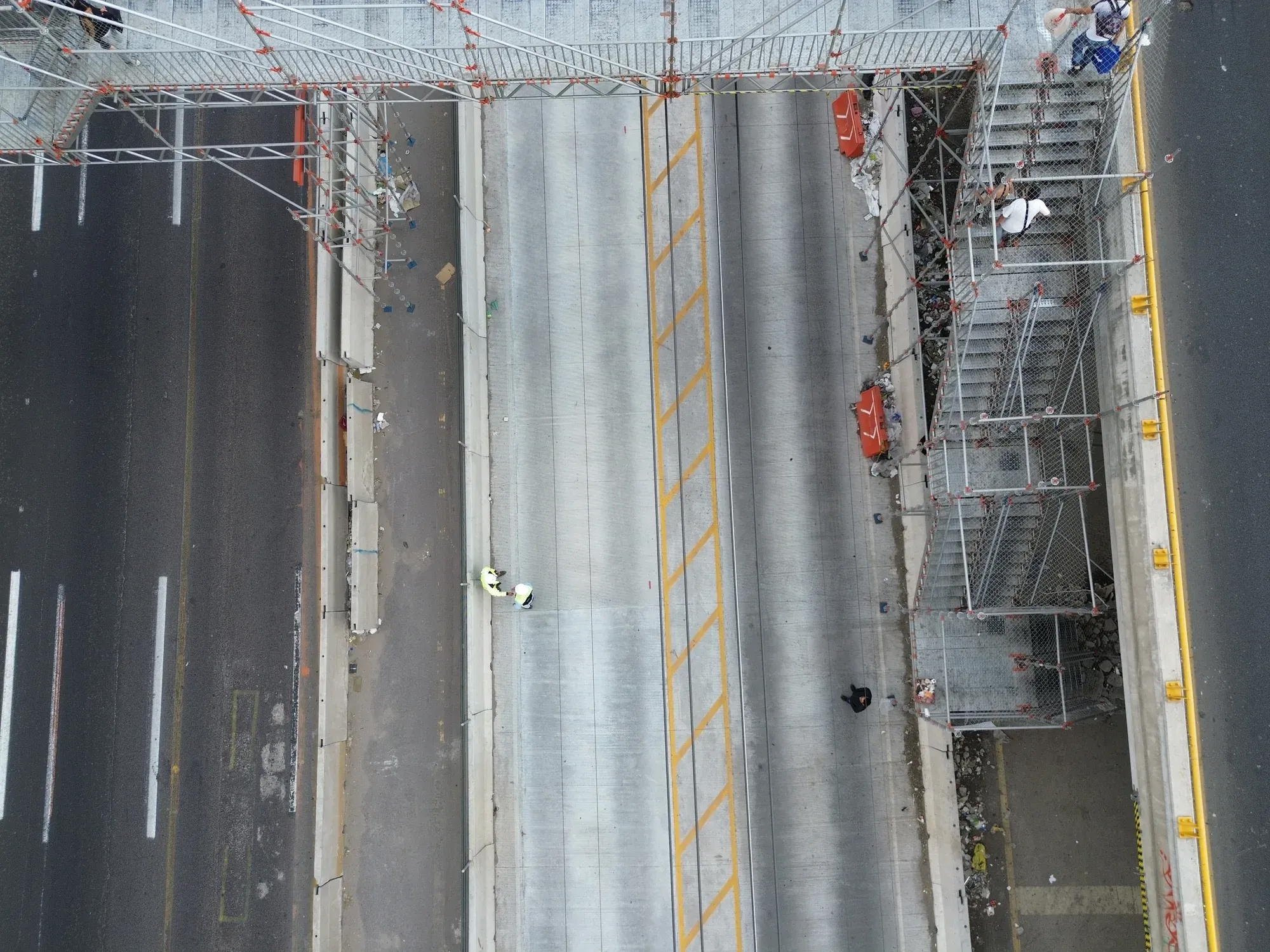 Pasarela de andamio sobre carriles del corredor, vista cenital