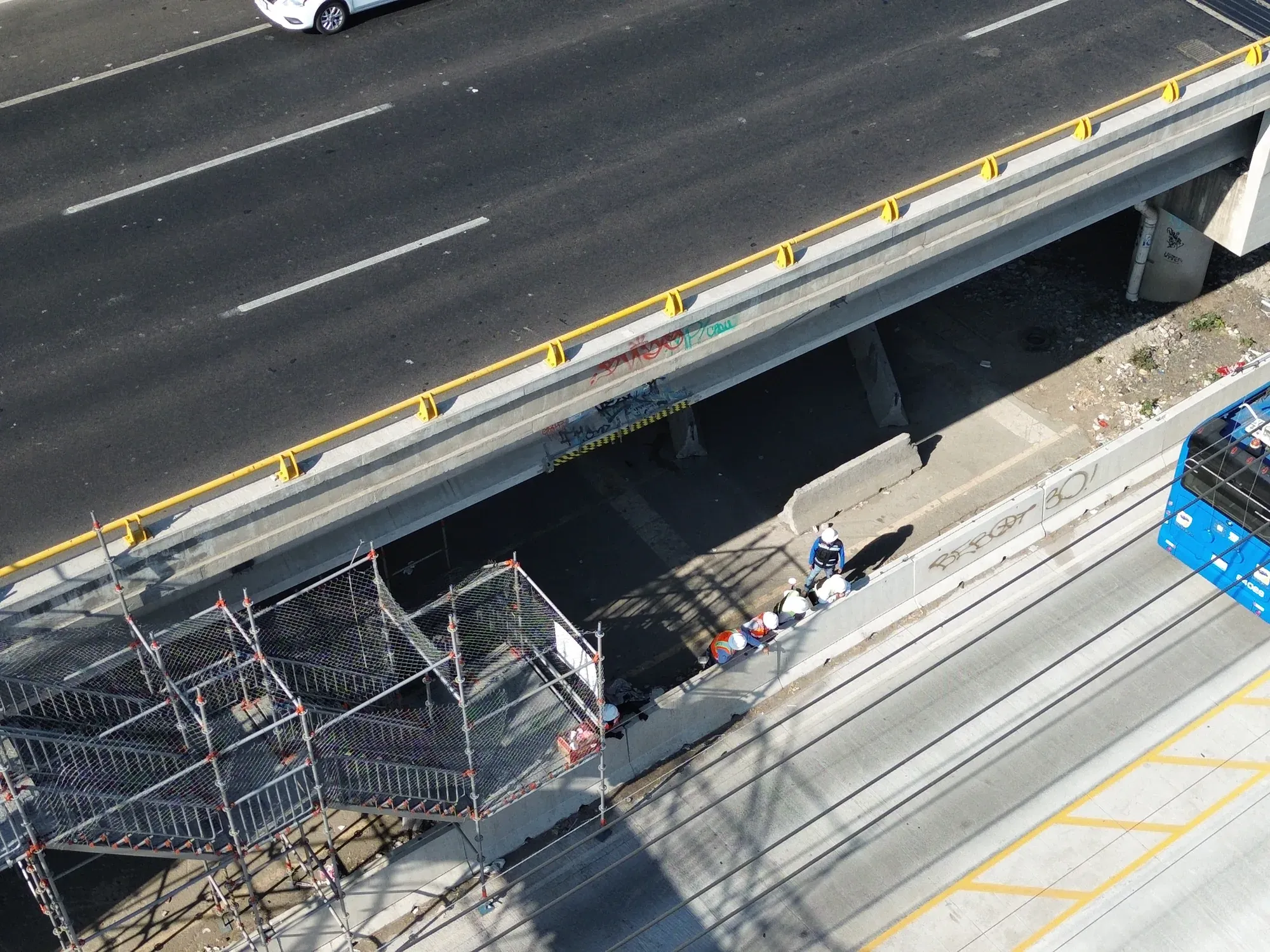 Viaducto y andamio de trabajo, vista cenital con cuadrilla