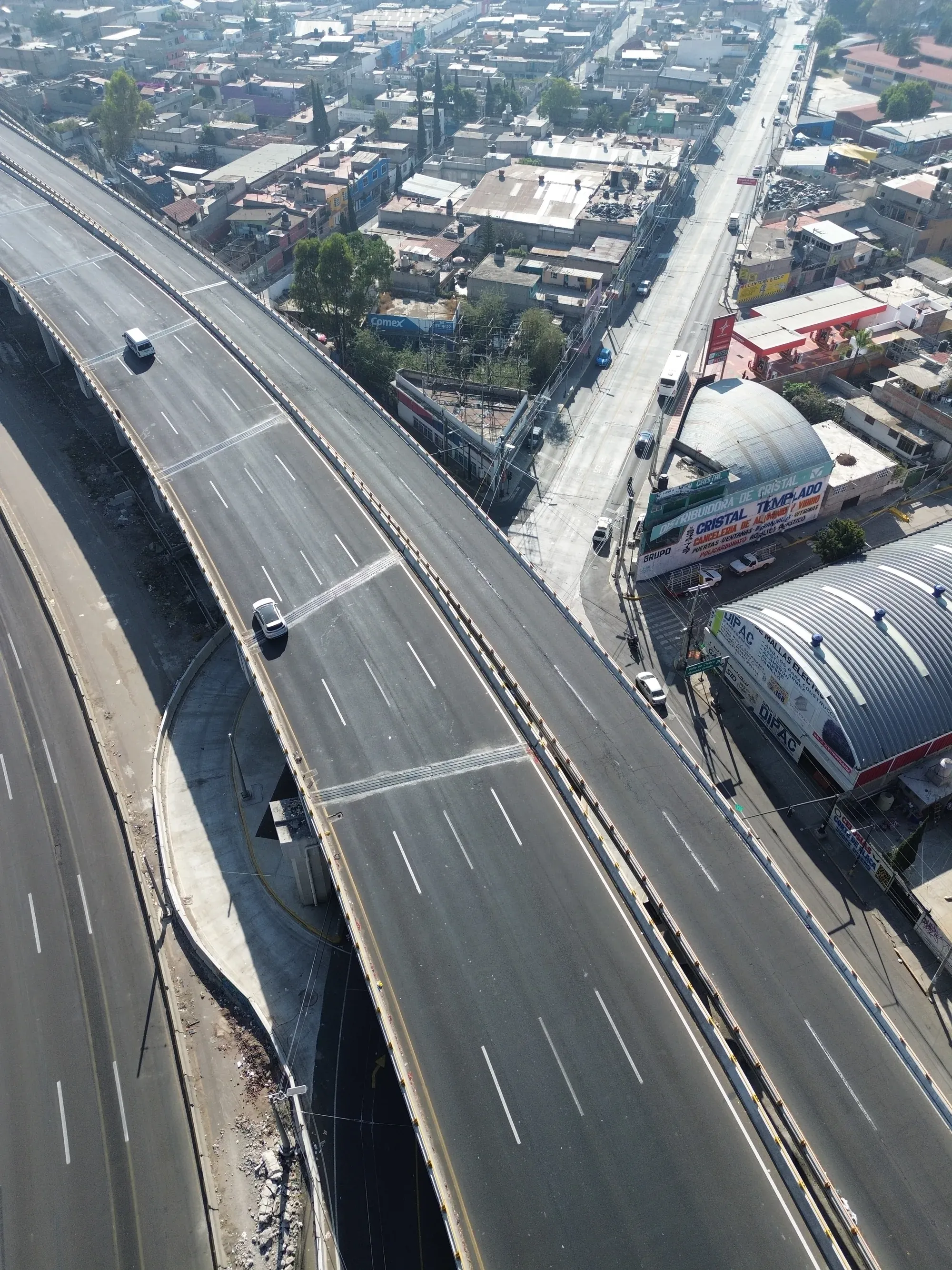 Viaducto en curva sobre una colonia, vista cenital